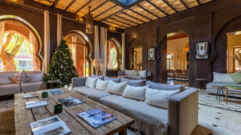 Salon de Villa Nolan décoré pour Noël, Palmeraie de Marrakech – Unlimited Marrakech